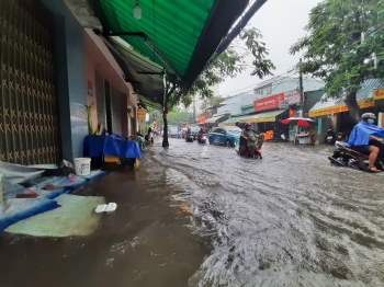 Sài Gòn trời mưa từ sáng đến chiều: Người lội nước, người buồn rầu vì ế - ảnh 8