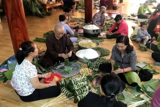 Hàng trăm người Lâm Đồng chung tay gói 10.000 bánh tét gửi về miền Trung - ảnh 2