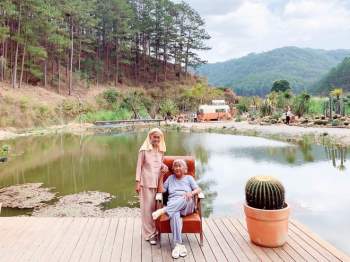 Nóng trên mạng xã hội: Bộ ảnh 2 bà ngoại 'xì tin' đi du lịch gây sốt - ảnh 3