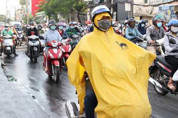 Người Sài Gòn ‘kín mít’ ra đường ngày đầu tuần sau cơn mưa sáng sớm - ảnh 1