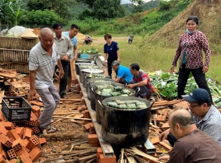 Hàng trăm người Lâm Đồng chung tay gói 10.000 bánh tét gửi về miền Trung - ảnh 3