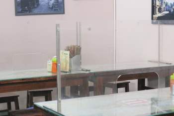 Hàng quán tại Hà Nội lắp vách ngăn, kê lại bàn ghế để không phải đóng cửa - ảnh 5