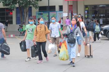 Người dân quay lại Hà Nội sau nghỉ lễ, bến xe tất bật đảm bảo phòng dịch - ảnh 2