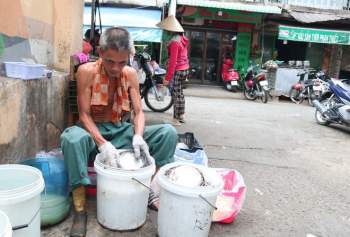 Bánh mì chảo ‘bê đê’ khiến người Sài Gòn đến ăn là phụ, nói chuyện cô chủ là chính - ảnh 4