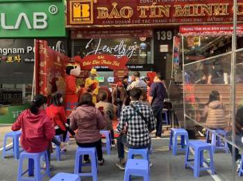 Người Hà Nội ngồi cách nhau 1 mét, xếp hàng mua vàng vía Thần Tài - ảnh 4