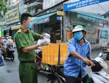 Những người căng mình trực chốt chống dịch Covid-19: Không sợ vì bình yên cho người Sài Gòn - ảnh 4