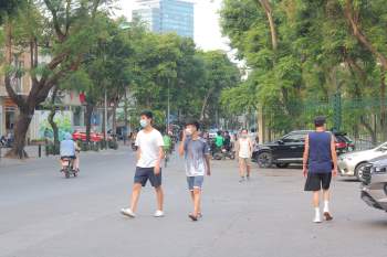 Công viên Hà Nội đóng cửa phòng dịch Covid-19, người dân tập thể dục bên ngoài - ảnh 4
