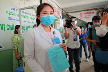 Xe đặc chủng luồn ngõ nhỏ phun khử khuẩn toàn quận ở Đà Nẵng