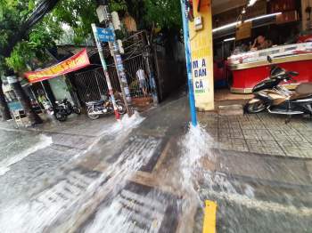 Sài Gòn trời mưa từ sáng đến chiều: Người lội nước, người buồn rầu vì ế - ảnh 9