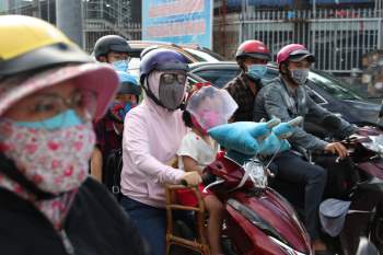 Người Sài Gòn ‘kín mít’ ra đường ngày đầu tuần sau cơn mưa sáng sớm - ảnh 5