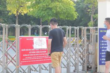 Công viên Hà Nội đóng cửa phòng dịch Covid-19, người dân tập thể dục bên ngoài - ảnh 5