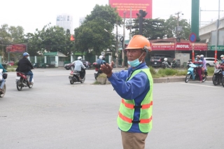 Ngày đầu cấm xe qua cầu vượt Nguyễn Hữu Cảnh, người Sài Gòn lưu thông có khó? - ảnh 5