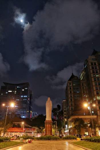 Người Sài Gòn ngẩn ngơ trước ‘siêu trăng giun’ đầu tiên trong năm 2021 - ảnh 5