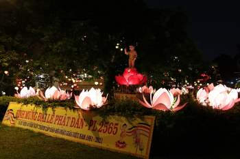 Đèn hoa thắp sáng kênh Nhiêu Lộc, rải rác người đi chùa trước lễ Phật đản - ảnh 6