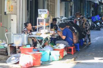 Ăn bún bò Huế đường 20 Thước, quán không dao kéo vì sợ giang hồ Sài Gòn - ảnh 5