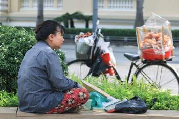 Nhọc nhằn mưu sinh giữa Sài Gòn nắng đổ lửa: 'Sợ bán ế hơn sợ trời nóng!' - ảnh 5