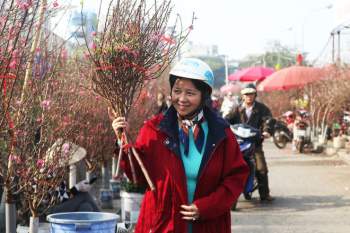 Chợ hoa lớn nhất Hà Nội họp thâu đêm suốt sáng những ngày trước Tết - ảnh 7