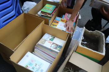 Người dân TP.HCM đổi sách lấy cây, góp sách cho học sinh miền Trung - ảnh 5