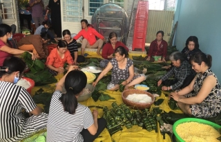 Hàng trăm người Lâm Đồng chung tay gói 10.000 bánh tét gửi về miền Trung - ảnh 4