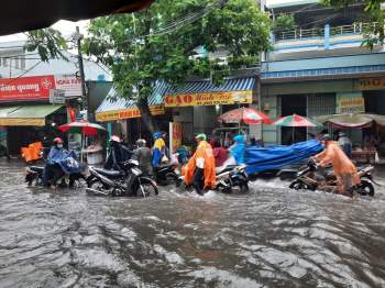 Sài Gòn trời mưa từ sáng đến chiều: Người lội nước, người buồn rầu vì ế - ảnh 10