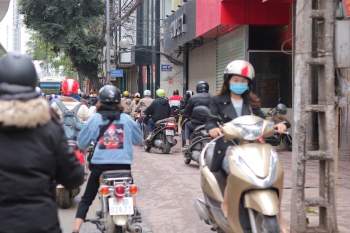 Đường phố Hà Nội đông chật trở lại sau thời gian dài giãn cách xã hội - ảnh 6
