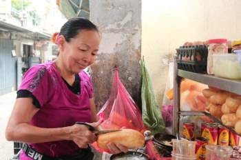Bánh mì chảo ‘bê đê’ khiến người Sài Gòn đến ăn là phụ, nói chuyện cô chủ là chính - ảnh 6