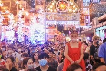 Người Sài Gòn đón Noel 2020 kẹt cứng trung tâm thành phố với... khẩu trang phòng Covid-19 - ảnh 2