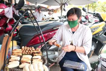 Gánh chuối nướng vỉa hè Sài Gòn: Con gái 'tiếp quản' gia sản 40 năm của mẹ - ảnh 6