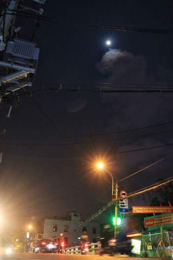 Người Sài Gòn ngẩn ngơ trước ‘siêu trăng giun’ đầu tiên trong năm 2021 - ảnh 6