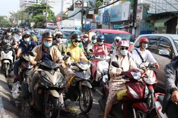 Người Sài Gòn ‘kín mít’ ra đường ngày đầu tuần sau cơn mưa sáng sớm - ảnh 6