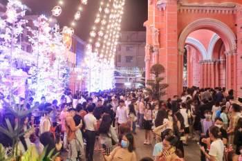 Người Sài Gòn đón Noel 2020 kẹt cứng trung tâm thành phố với... khẩu trang phòng Covid-19 - ảnh 4