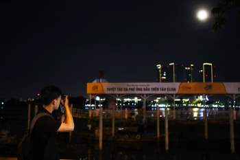 Người Sài Gòn hút hồn trước Siêu trăng hồng đẹp kỳ ảo và lớn nhất năm 2021 - ảnh 5