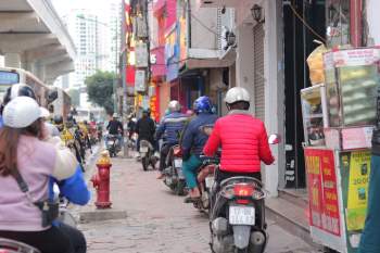 Đường phố Hà Nội đông chật trở lại sau thời gian dài giãn cách xã hội - ảnh 7