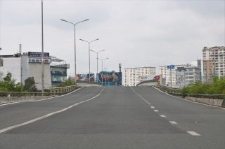 Ngày đầu cấm xe qua cầu vượt Nguyễn Hữu Cảnh, người Sài Gòn lưu thông có khó? - ảnh 7