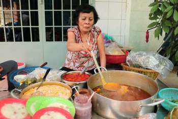 Quán ‘núp hẻm’ Sài Gòn bán đúng 3 tiếng, khách ‘muốn gì được nấy’ - ảnh 7