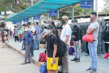 Người dân quay lại Hà Nội sau nghỉ lễ, bến xe tất bật đảm bảo phòng dịch - ảnh 1