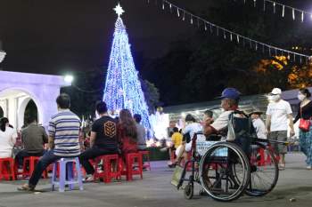 Chợ Giáng sinh Sài Gòn 'năm Covid-19' giảm hẳn khách vì kinh tế khó khăn - ảnh 8