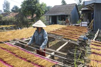 Làng nhang Lê Minh Xuân 'năm Covid': Không ngờ đơn hàng Tết nhiều hơn năm ngoái - ảnh 8