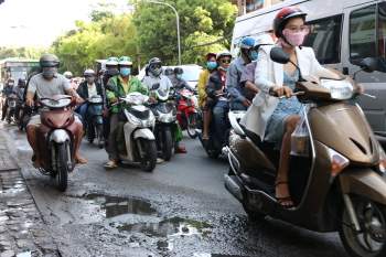 Người Sài Gòn ‘kín mít’ ra đường ngày đầu tuần sau cơn mưa sáng sớm - ảnh 8
