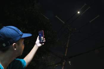 Người Sài Gòn ngẩn ngơ trước ‘siêu trăng giun’ đầu tiên trong năm 2021 - ảnh 8