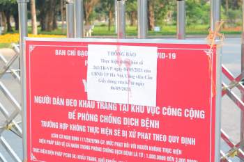 Công viên Hà Nội đóng cửa phòng dịch Covid-19, người dân tập thể dục bên ngoài - ảnh 6
