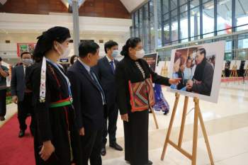 Phó Chủ tịch Thường trực Quốc hội Tòng Thị Phóng và các đại biểu tham quan trưng bày triển lãm ảnh tại Đại hội