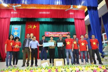 Bà con xã Cẩm Duệ, huyện Cầm Xuyên, tỉnh Hà Tĩnh nhận quà từ đoàn thiện nguyện BHXH Việt Nam.