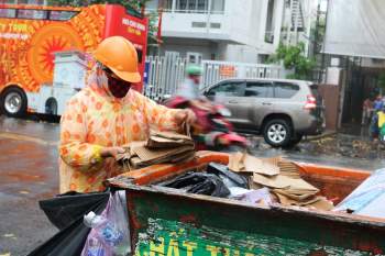Sài Gòn chiều cuối năm trời đổ mưa: Những vòng xe quay vội ngày sát Tết - ảnh 20