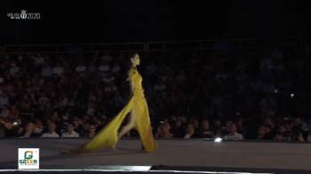 Thót tim trước khoảnh khắc xoay người lộ vòng 3 của HH Lương Thùy Linh ngay trên sàn catwalk của đêm thi Người đẹp Thời trang - HHVN 2020 - Ảnh 4.
