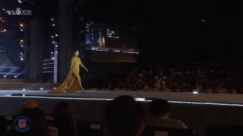Thót tim trước khoảnh khắc xoay người lộ vòng 3 của HH Lương Thùy Linh ngay trên sàn catwalk của đêm thi Người đẹp Thời trang - HHVN 2020 - Ảnh 3.