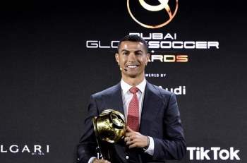 Ronaldo nhận phần thưởng trong đêm gala trao giải Globe Soccer Awards