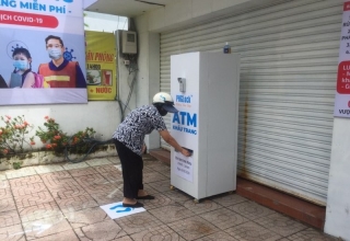 Người dân vui vẻ cảm ơn cha đẻ cây ATM khẩu trang - ảnh 1