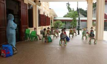 Hình ảnh 24 trẻ mầm non ở Hà Nam theo cô giáo đi cách ly tập trung sau khi bạn học 3 tuổi dương tính với SARS-CoV-2 - Ảnh 3.