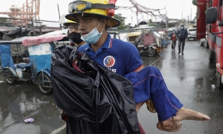 Hình ảnh tan hoang, hàng trăm ngôi nhà bị chôn vùi dưới đất đá trong siêu bão Goni ở Philippines - Ảnh 2.